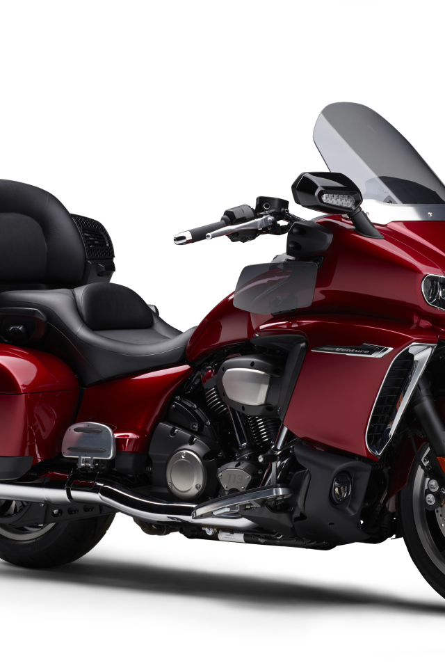 Красный мотоцикл Yamaha Star Venture 2018 на белом фоне