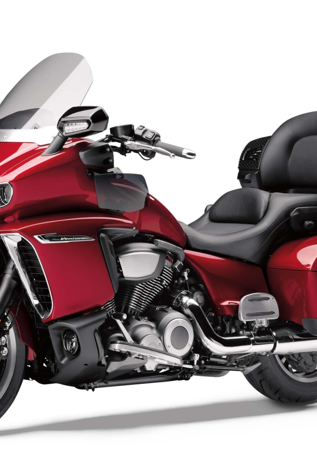 Красный мотоцикл Yamaha Star Venture, 2018 на белом фоне