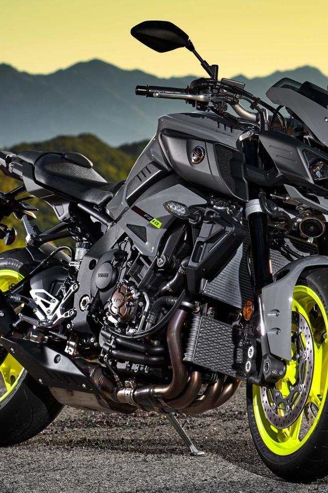 Спортивный мотоцикл  Yamaha FZ-10 на трассе 