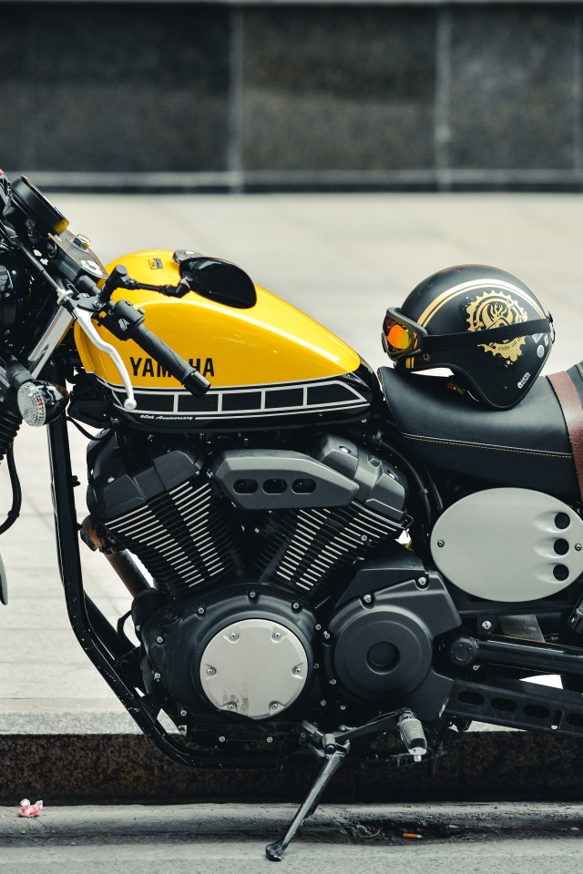 Мотоцикл Yamaha со шлемом на сиденье 
