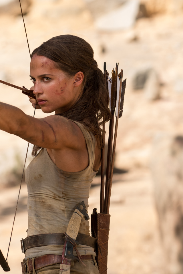 Актриса Алисия Викандер с луком в фильме Tomb Raider. Лара Крофт, 2018