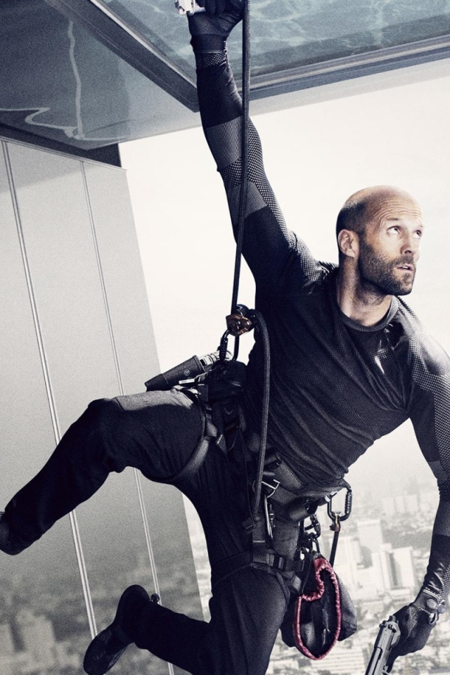 Артур Бишоп висит на страховке на стене фильм Механик Воскрешение 