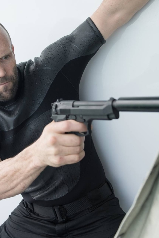 Стетхем с пистолетом в фильме Механик Воскрешение 