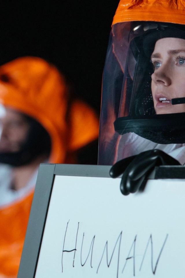 Главные герои в скафандрах фильм Прибытие 