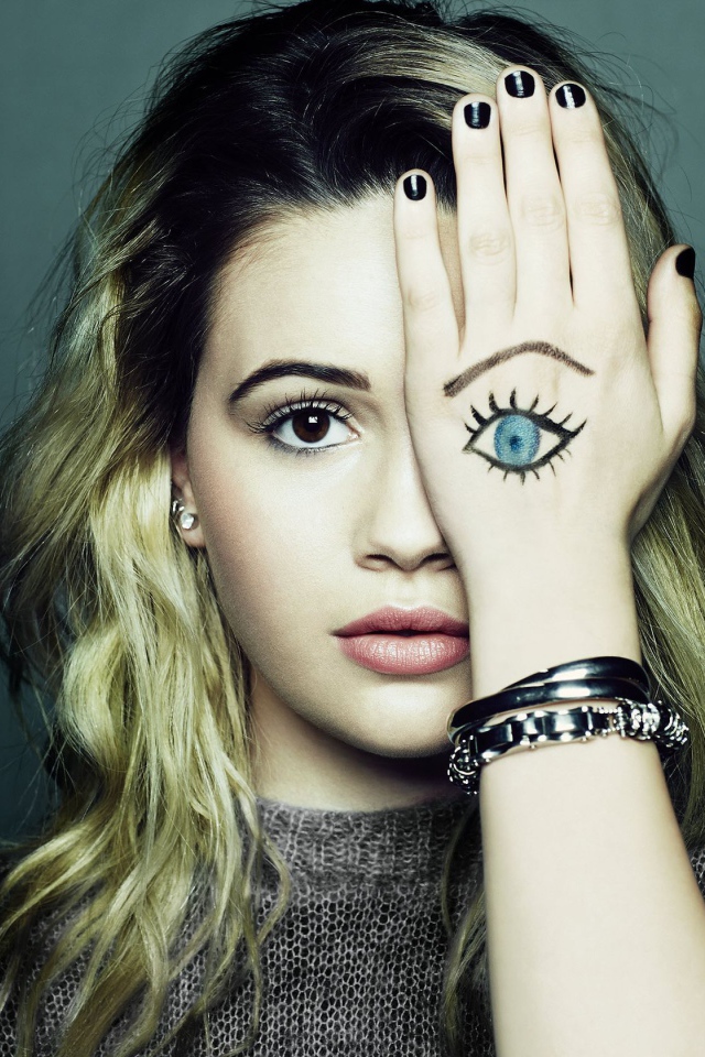 Американская певица Беа Миллер с рисунком на руке