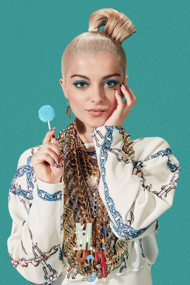 Американская певица Биби Рекса с леденцом в руках на зеленом фоне