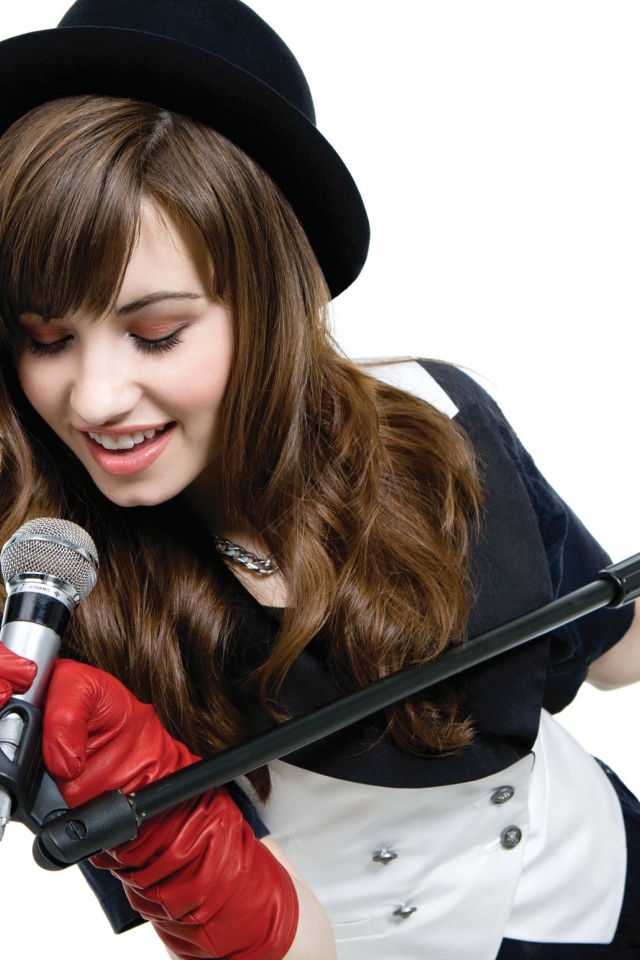 Американская певица и актриса Деми Ловато с микрофоном 