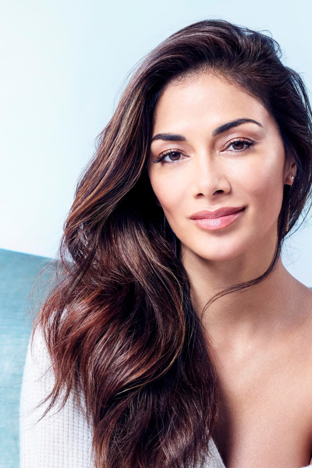 Американская певица брюнетка Николь Шерзингер