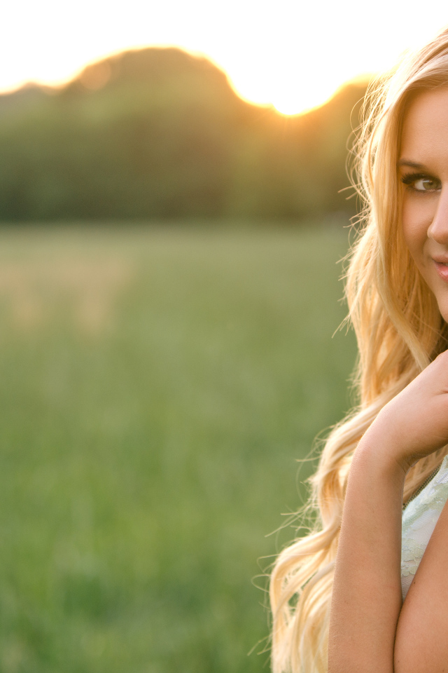 Красивая блондинка певица  Келси Баллерини 