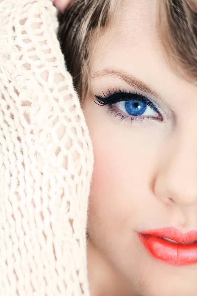 Красивая голубоглазая девушка певица Тейлор Свифт