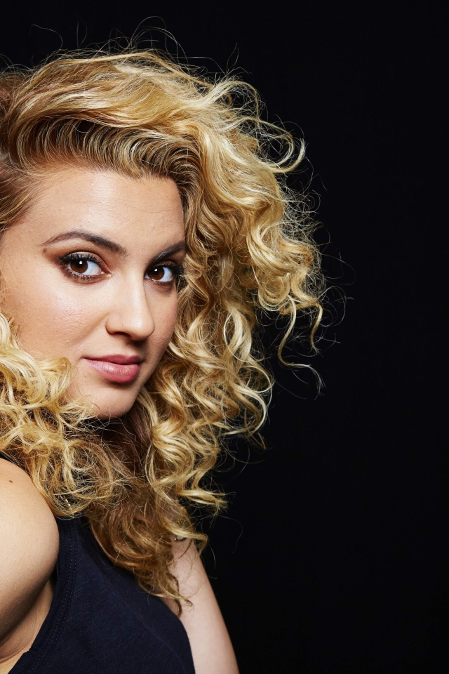 Красивая девушка американская певица Тори Келли