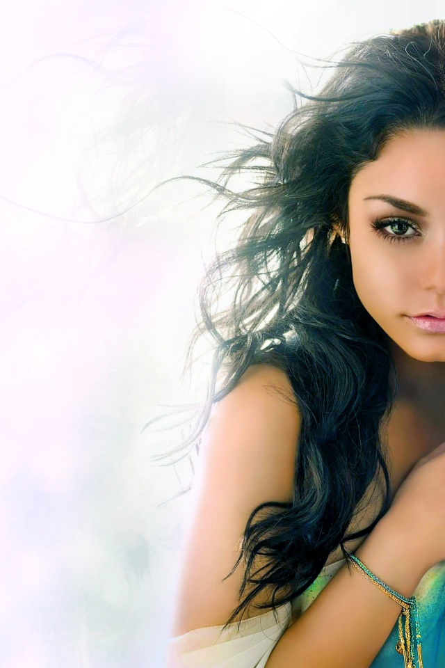 Красивая девушка певица Ванесса Хадженс 