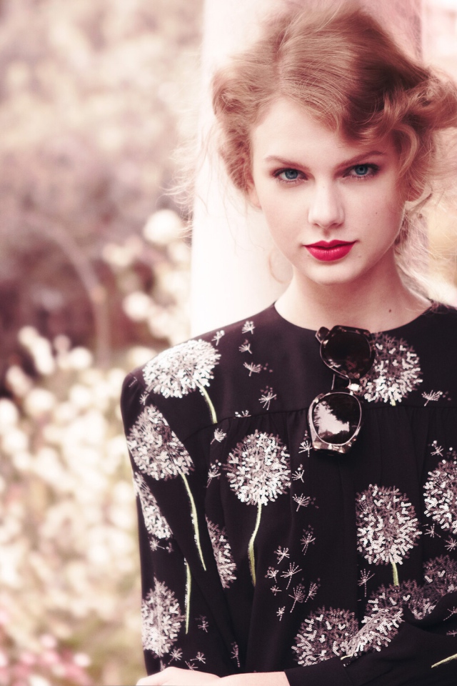 Красивая рыжеволосая певица Тейлор Свифт 