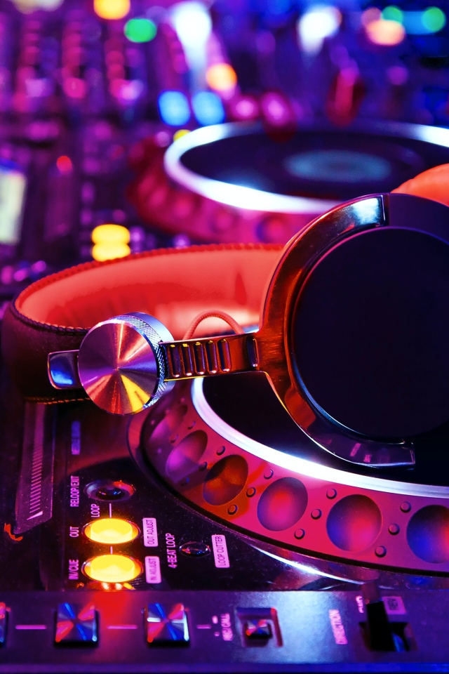 Диджейский пульт и красные наушники 