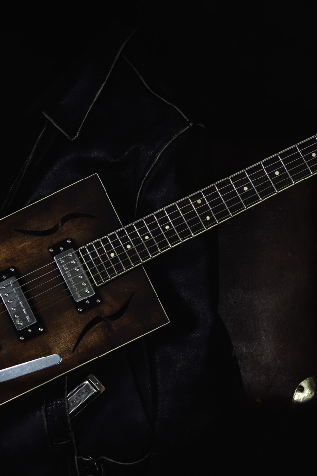 Гитара с черной кожаной курткой