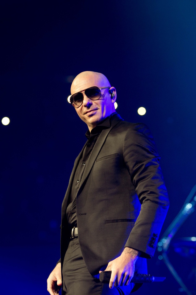 Популярный певец  Питбуль на сцене в черных очках