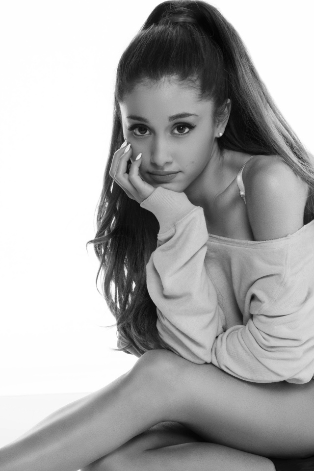 Певица Ариана Гранде  черно белое фото 