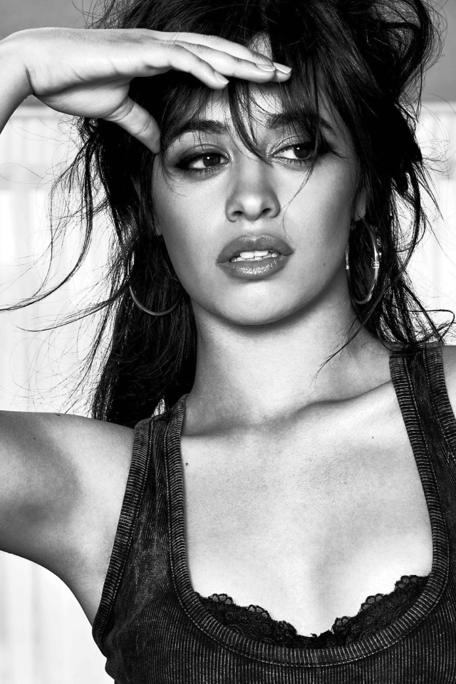 Певица Камила Кабелло черно-белое фото