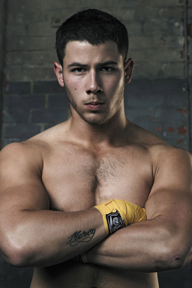 Певец Ник Джонас с татуировкой на руке