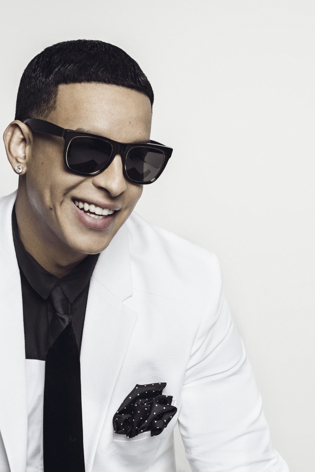 Стильный певец  Дэдди Янки в черных очках