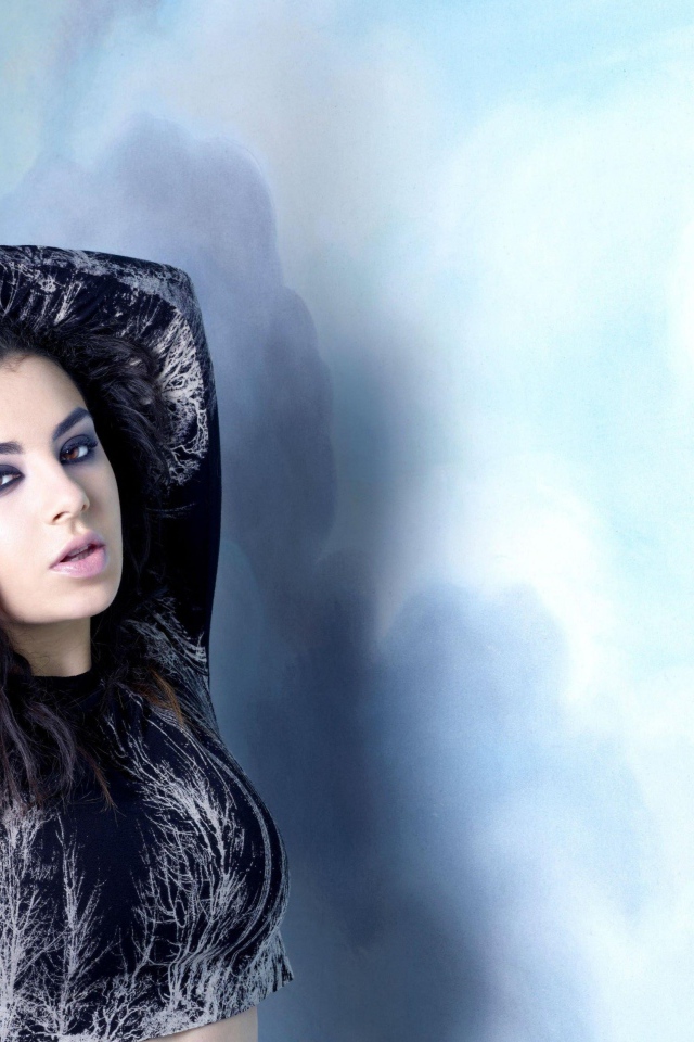 Молодая британская певица Charli XCX