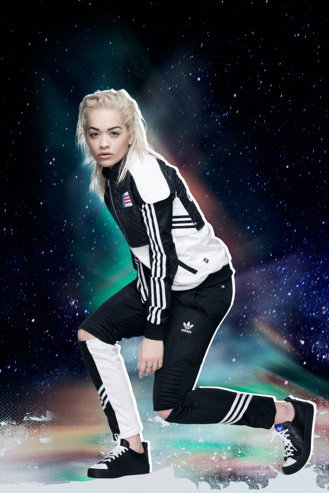 Молодая  блондинка певица Рита Ора в спортивном костюме