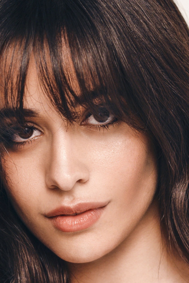 Молодая певица Камила Кабелло фото на белом фоне