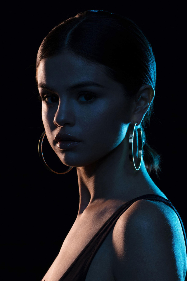 Молодая певица Селена Гомес фото на черном фоне