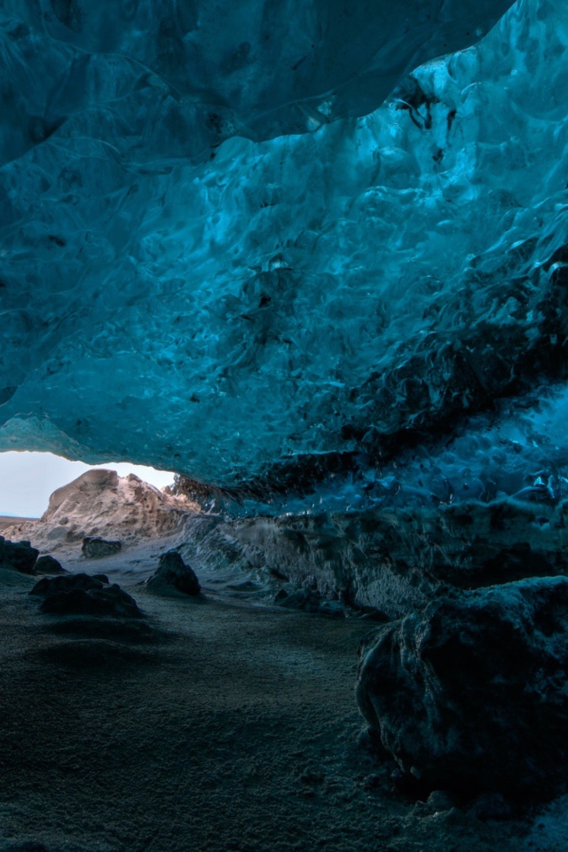 Удивительные ледяные пещеры 