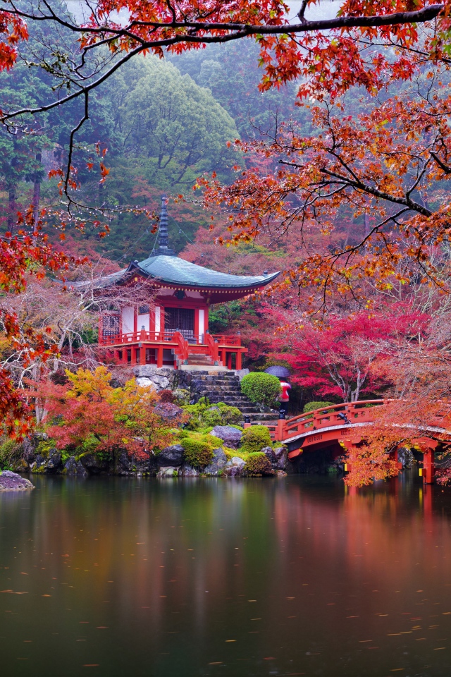 Осенний японский пейзаж у пруда