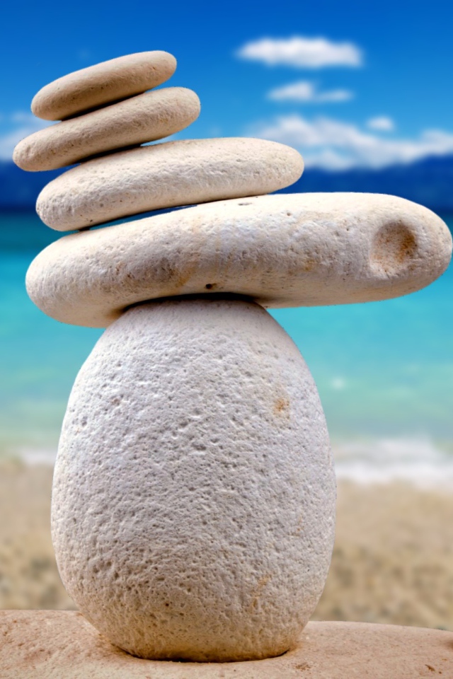 Балансирующие камни дзен на фоне океана