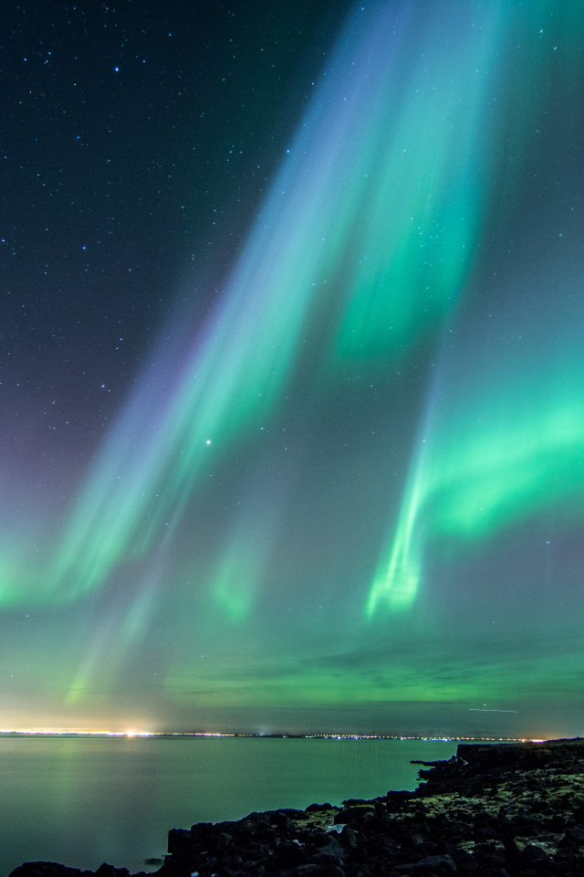 Красивое полярное сияние в ночном небе, Исландия