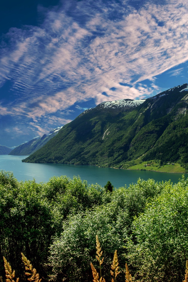 Красивый горный пейзаж под красивым небом