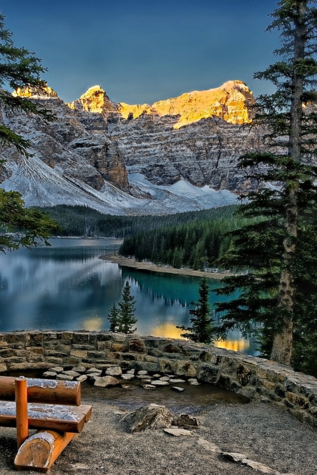 Скамья с видом на горы и озеро Морейн в Канаде