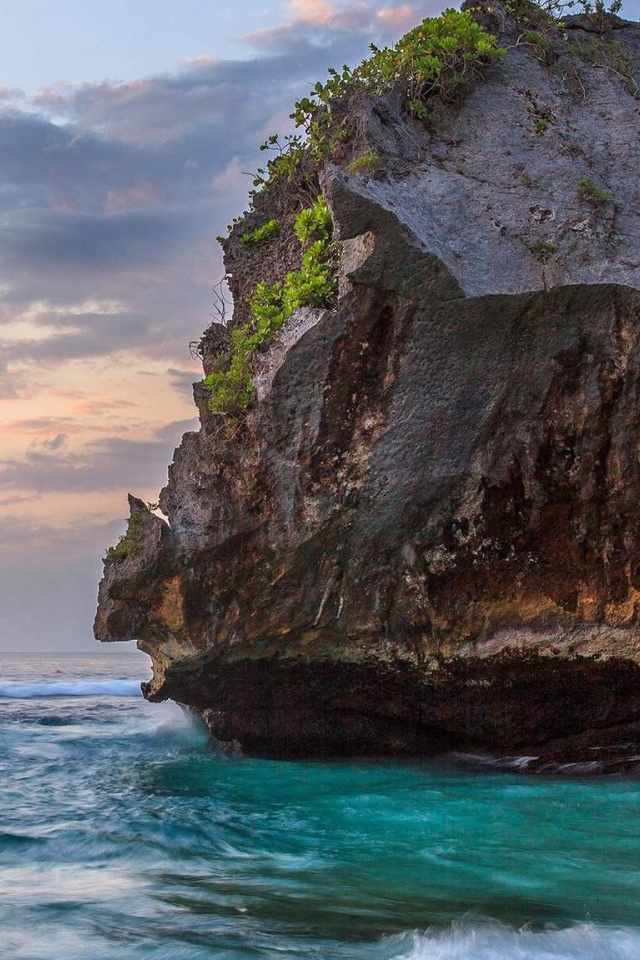 Большая скала на побережье океана 