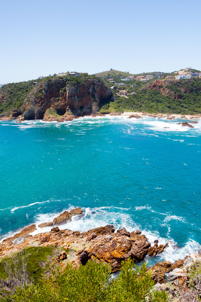 Голубая вода и каменные скалы в заливе на побережье Африки
