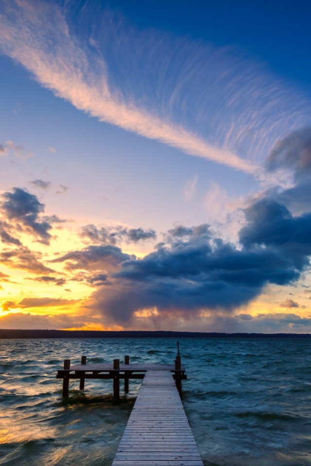 Мост в океане на закате солнца 