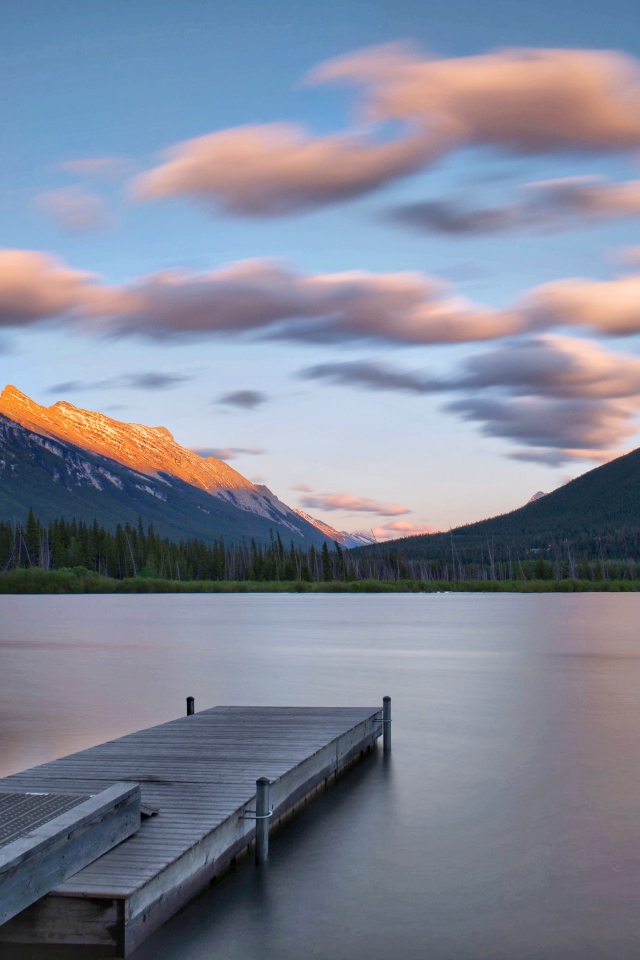 Мост на озере на фоне гор