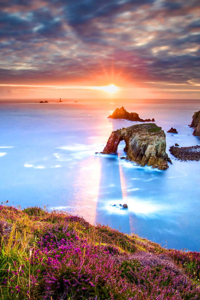 Яркий рассвет солнца над океаном 