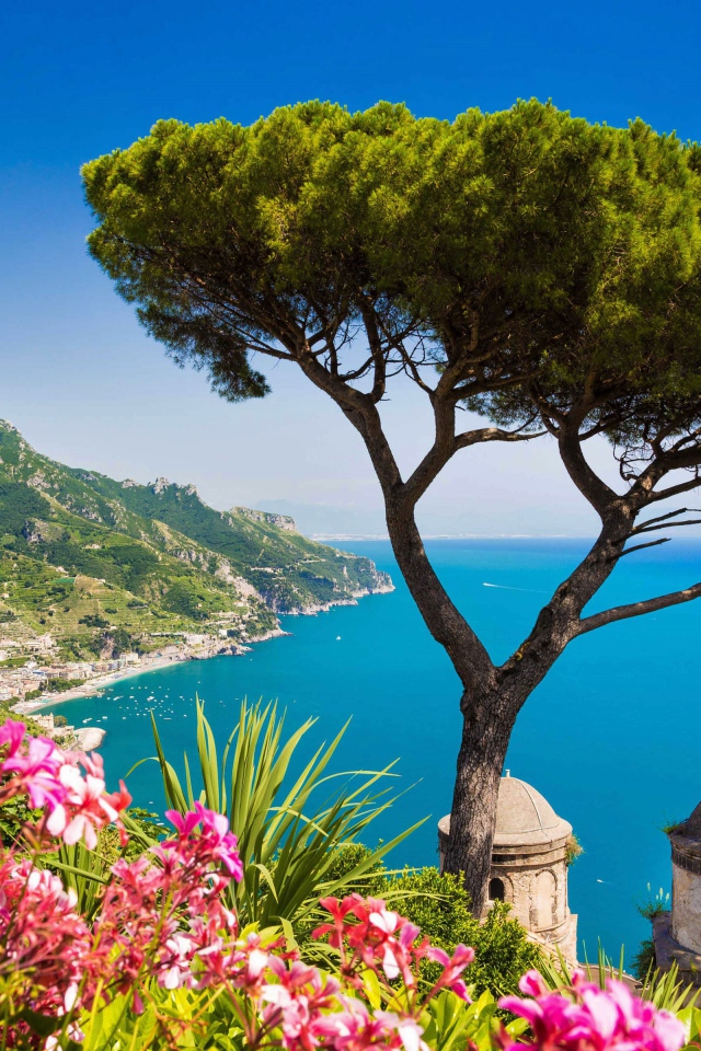 Береговая линия города Амальфи на фоне голубого океана, Италия