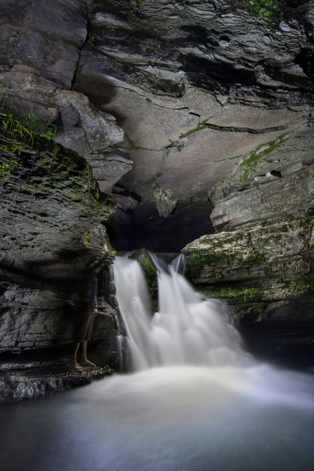 Быстрый водопад в каменной пещере 