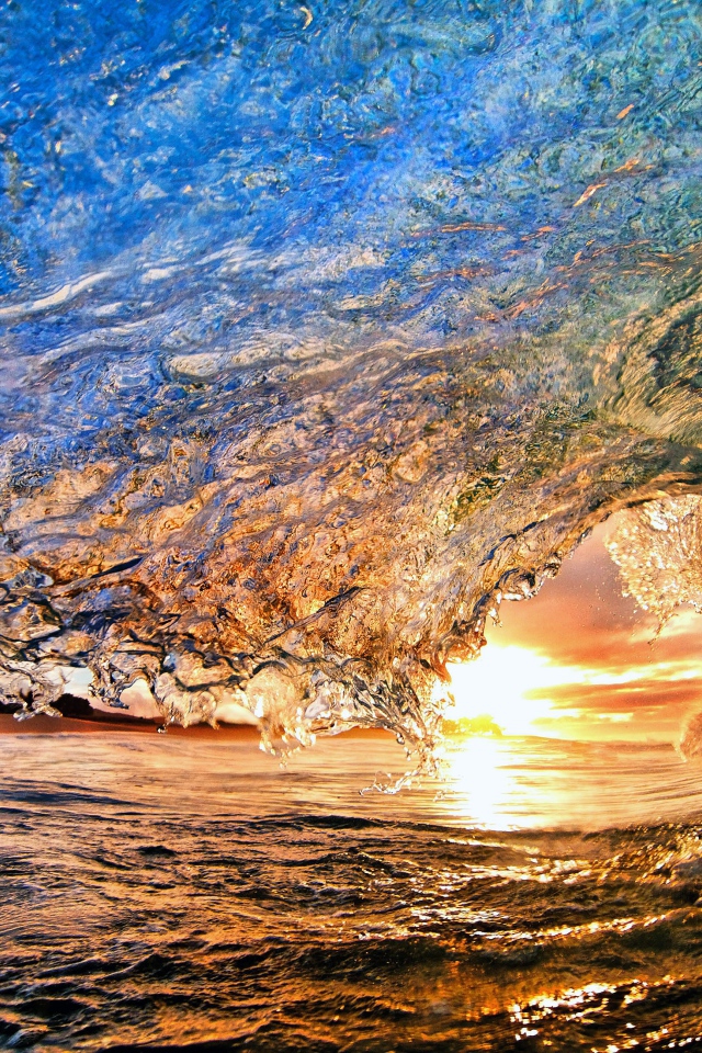 Высокая волна на рассвете солнца в океане