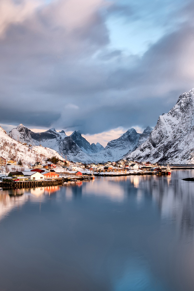 Озеро у заснеженных гор, Лофотенские острова. Норвегия 