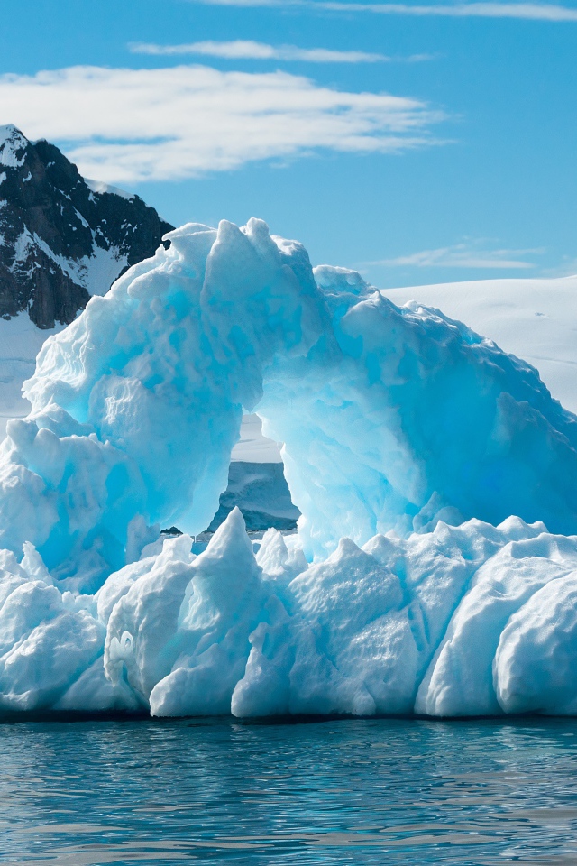 Большой голубой айсберг в Антарктиде