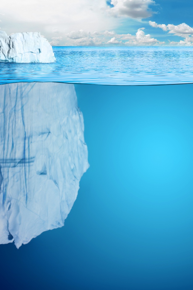 Большой белый ледник в воде океана