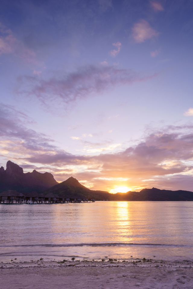 Сиреневый закат в небе над океаном, остров Бора-Бора.