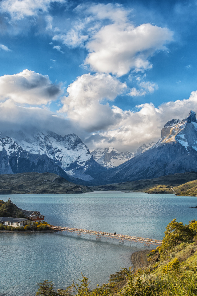Горы под красивыми белыми облаками у озера в национальном парке Торрес-дель-Пайне, Чили
