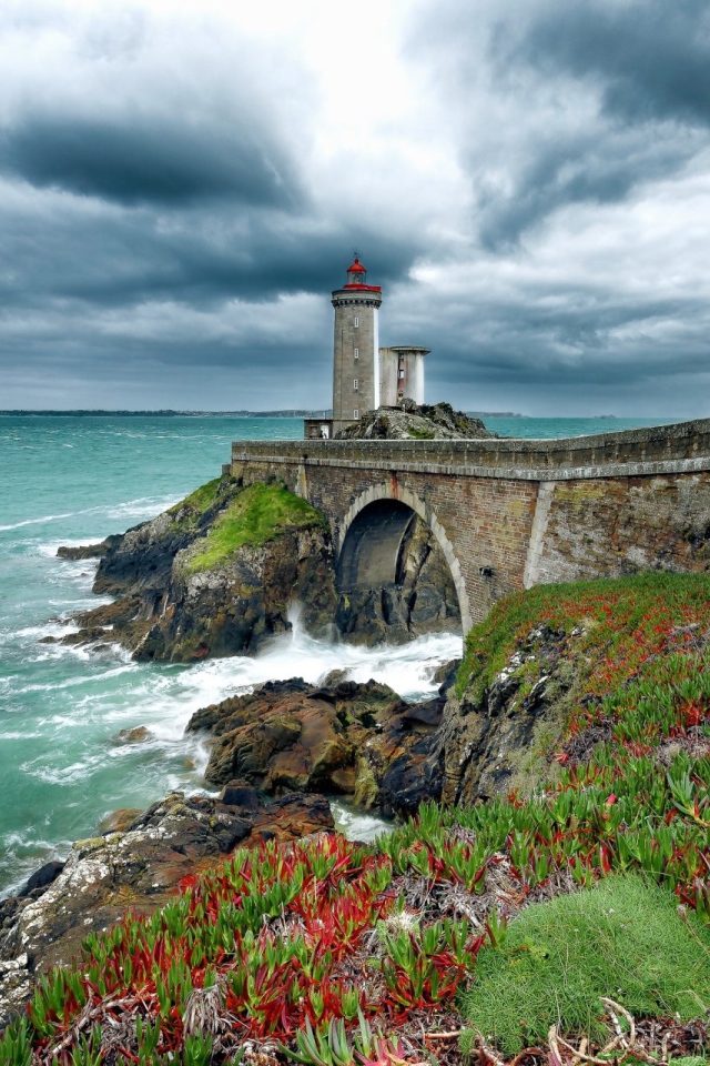 Старый маяк на берегу моря 