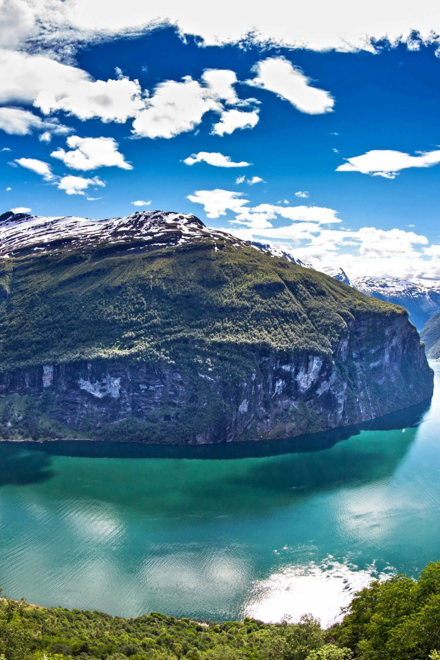 Живописный Гейрангер-фьорд под красивым голубым небом с белыми облаками, Норвегия