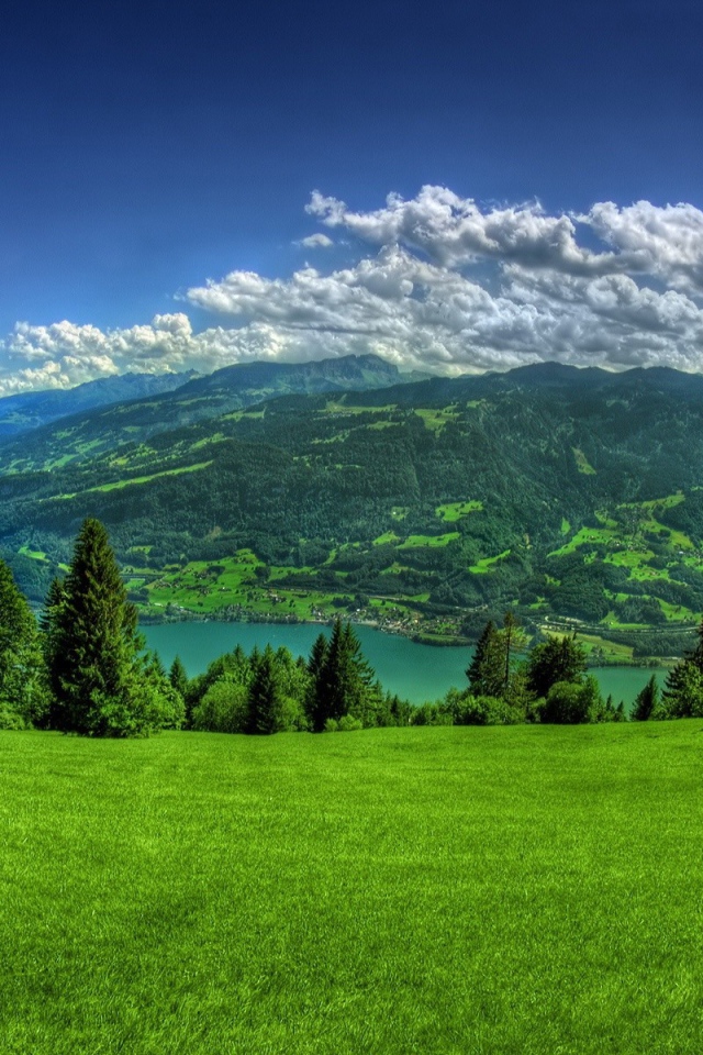 Живописные  покрытые зеленью горы под красивым небом 